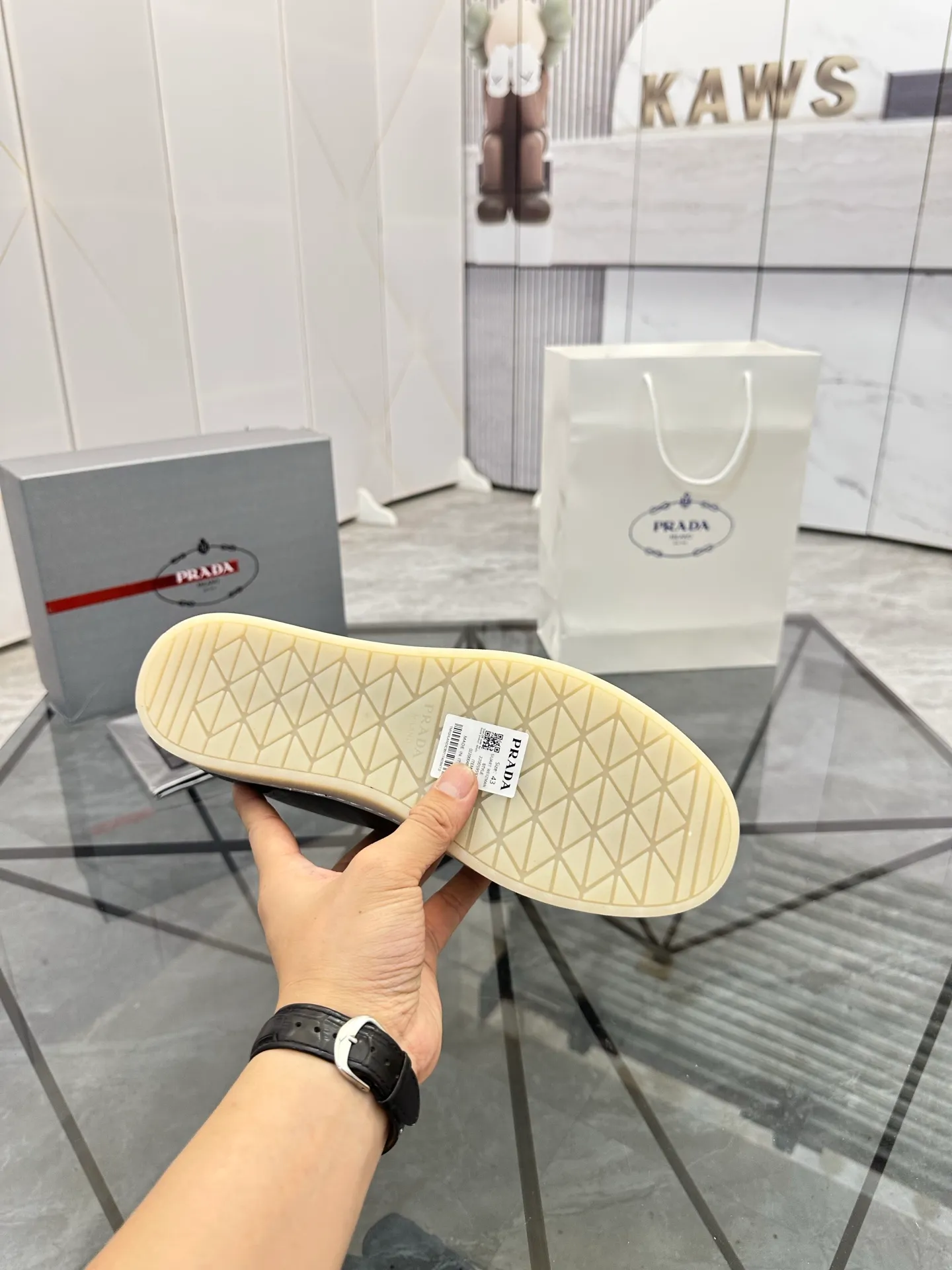 Men's shoes for sale 💰: 💰P540¥ High-end top quality Product trademark: Prada *"Prada*" low-top casual shoes Regular size: 38-45 (can be customized to 46) Product materials: imported first-layer cowhide for the upper, water-dyed cowhide lining, cowhide feet, original outsole. No.: 001
